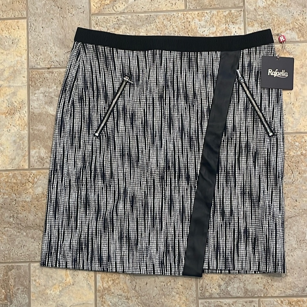 RAFAELLA BLACK AND WHITE MINI SKIRT